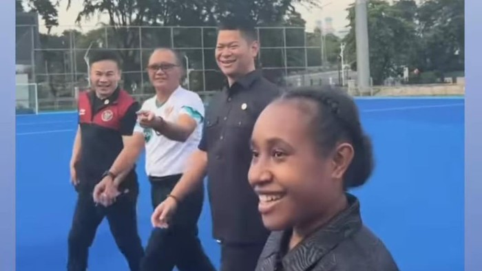  Paulina yang baru menginjak usia 19 tahun itu harus menunda kuliah dan berpisah dengan kedua orang tuanya selama 1