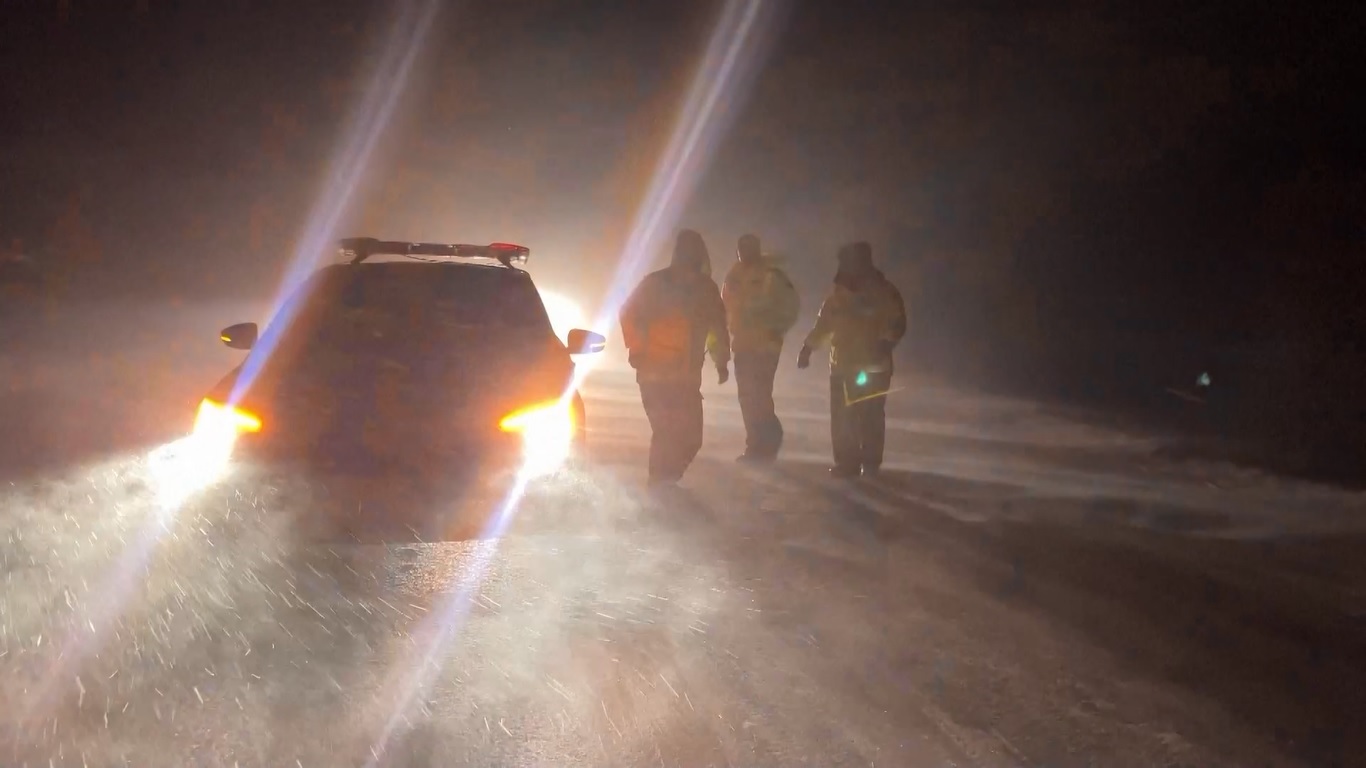 Badai salju berkekuatan 12 derajat membuat banyak kendaraan terjebak di jalan raya nasional