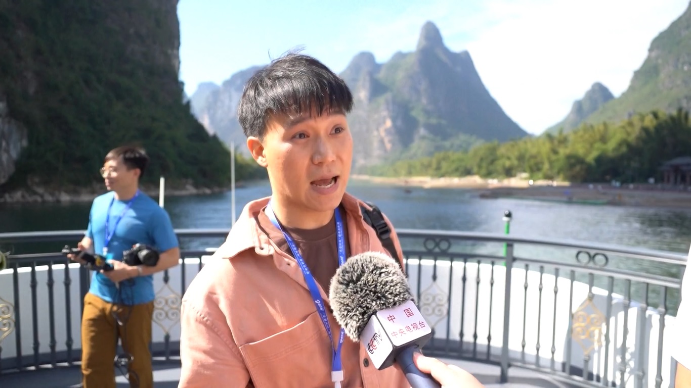 Delegasi itu mengunjungi perkebunan kumquat untuk merasakan langsung memetik buah dan mempelajari perkembangan industri kumquat di Yangshuo