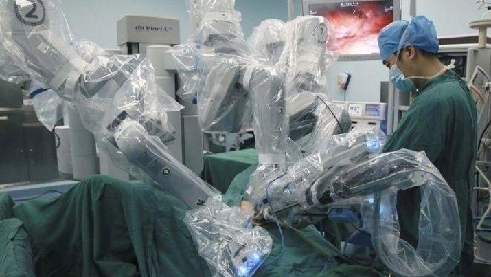 Dokter mengatakan bahwa robot memperbesar bidang penglihatan 10 hingga 15 kali untuk ahli bedah
