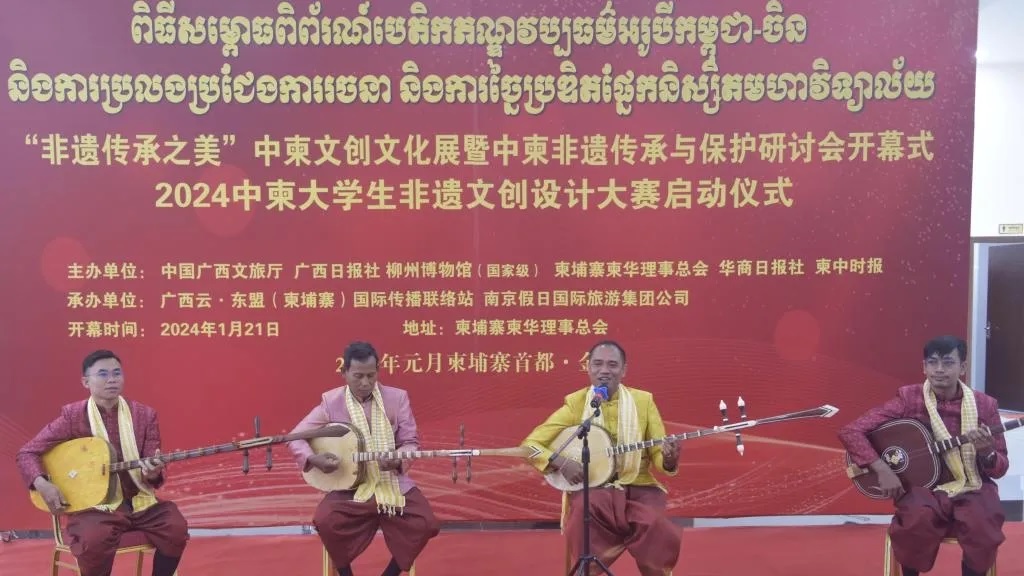 Presentasi ini menyoroti kedalaman dan keragaman tradisi budaya kedua negara