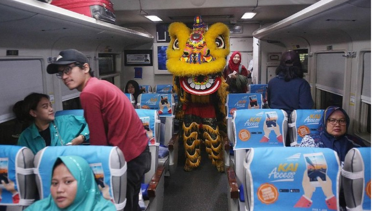 Pada libur panjang akhir pekan momen Imlek ini volume keberangkatan penumpang Kereta Api Jarak Jauh (KAJJ) dari Stasiun Gambir dan Pasarsenen mengalami peningkatan hingga 20 persen