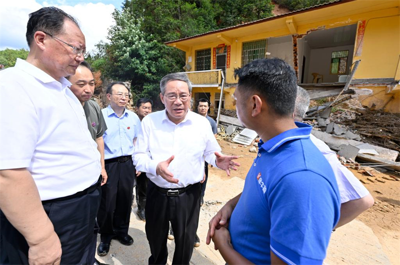 Perdana menteri menyampaikan rasa hormatnya kepada para penyelamat di garis depan