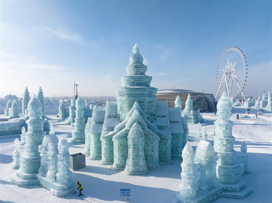 Perekonomian musim dingin di Tiongkok  tidak hanya tentang olahraga dan pariwisata; tetapi juga mendorong pertumbuhan signifikan dalam manufaktur dan jasa