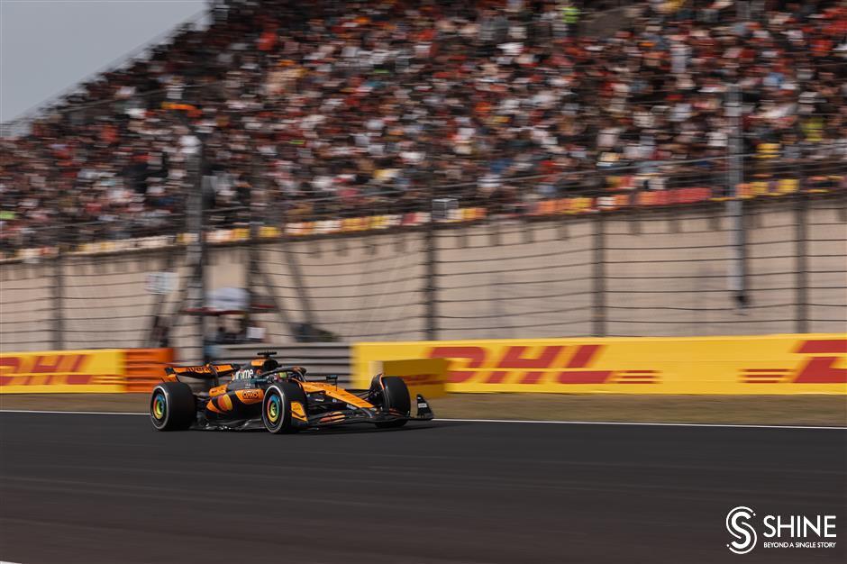 Olahraga tidak lagi sekadar sarana untuk menjaga kesehatan masyarakat tetapi semakin dihargai sebagai sarana untuk mendongkrak perekonomian