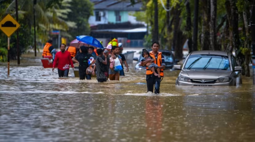 Banjir merupakan fenomena tahunan di Malaysia karena angin muson timur laut yang membawa hujan lebat dari bulan November hingga Maret