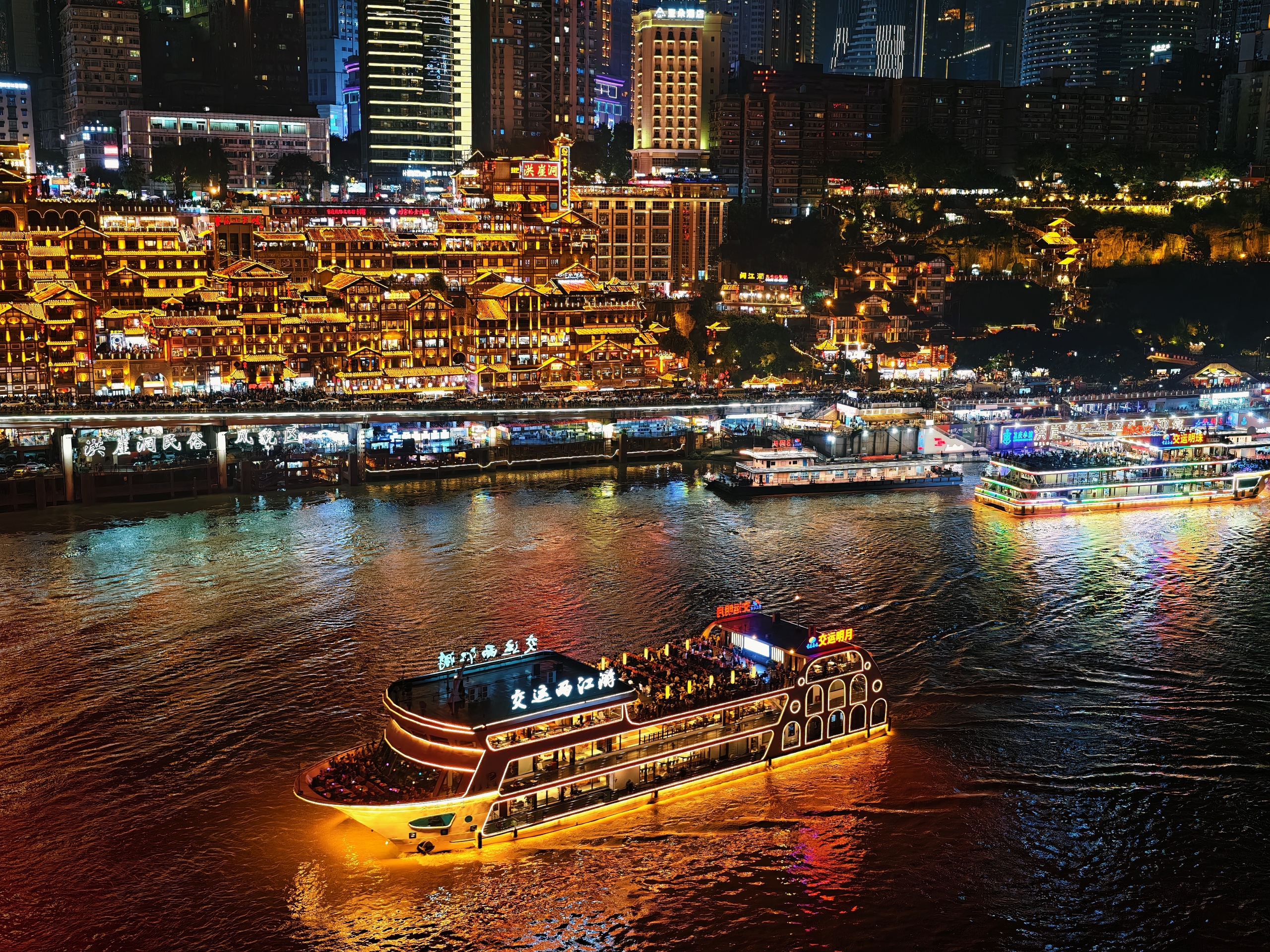 Kerumunan Orang Berbondong-Bondong ke Hongyadong, Chongqing, saat Pariwisata Liburan Mencapai Puncaknya