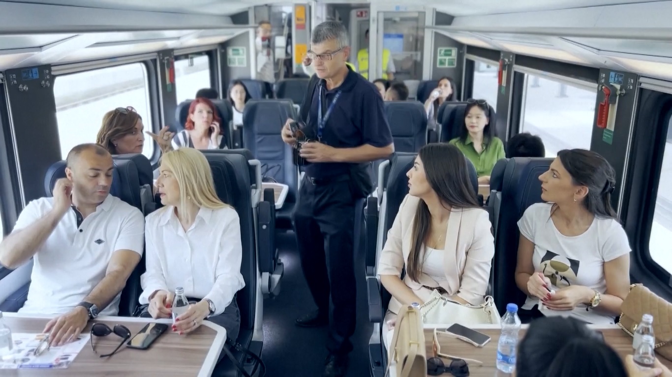 Kesepakatan ini menandai pertama kalinya kereta berkecepatan tinggi Tiongkok yang mampu mencapai kecepatan hingga 200 kilometer per jam akan diekspor ke Eropa