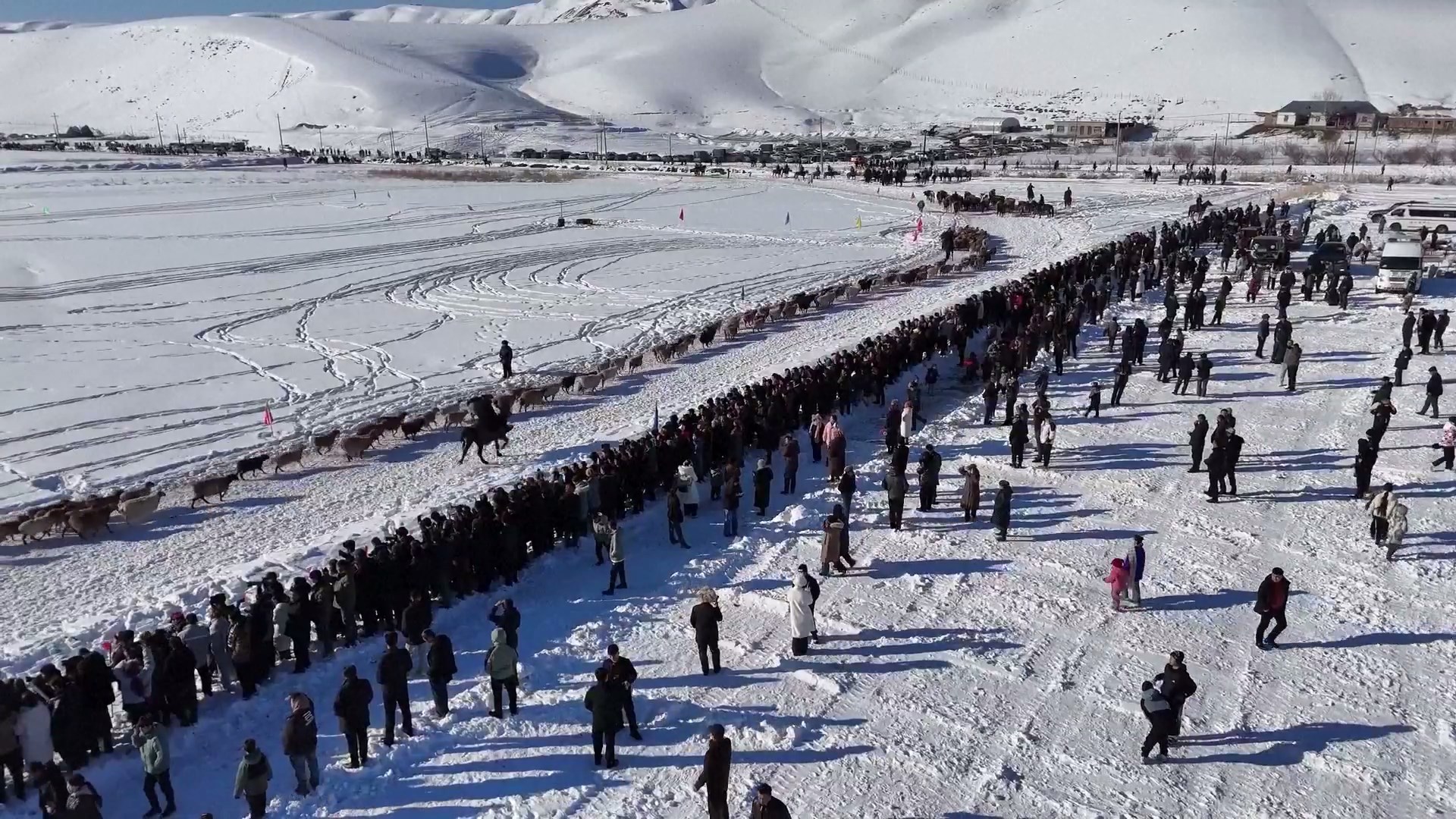 Warga di beberapa daerah etnis minoritas di Tiongkok menyambut Festival Musim Semi yang akan datang dengan serangkaian kegiatan rakyat yang meriah