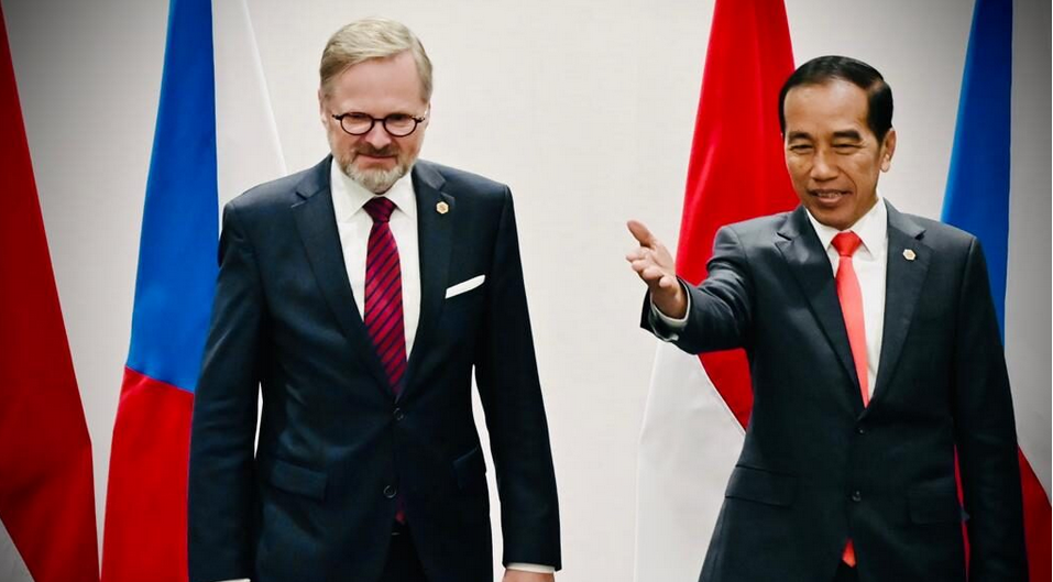 Dalam pertemuan tersebut Presiden Jokowi juga menyampaikan beberapa isu yaitu kerja sama ekonomi kerja sama pertahanan dan industri strategis dan kerja sama Indo-Pasifik