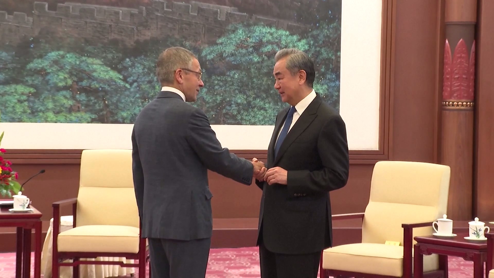Menteri Luar Negeri Tiongkok Wang Yi bertemu dengan Ian Bremmer