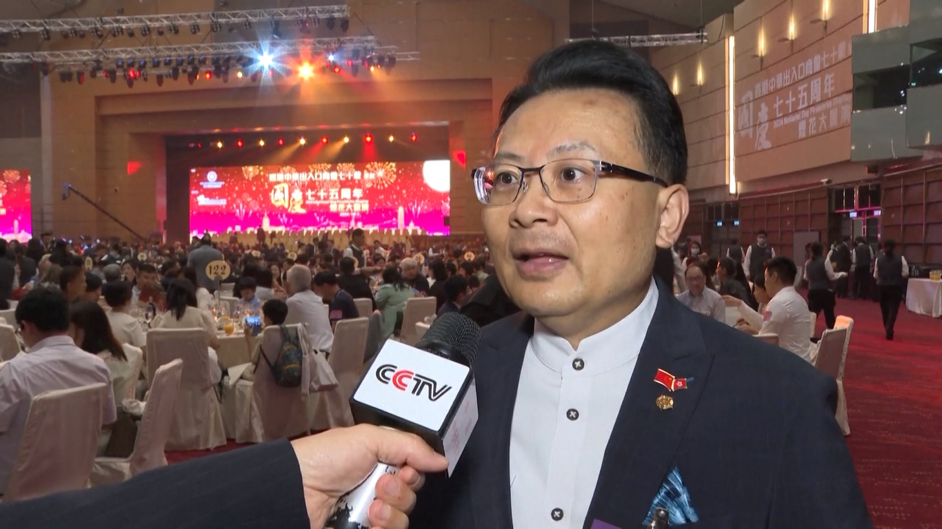 Di antara yang menjadi sorotan adalah kembang api di adegan pertama yang membentuk bintang merah ikonik Tiongkok dan lambang bunga Hong Kong
