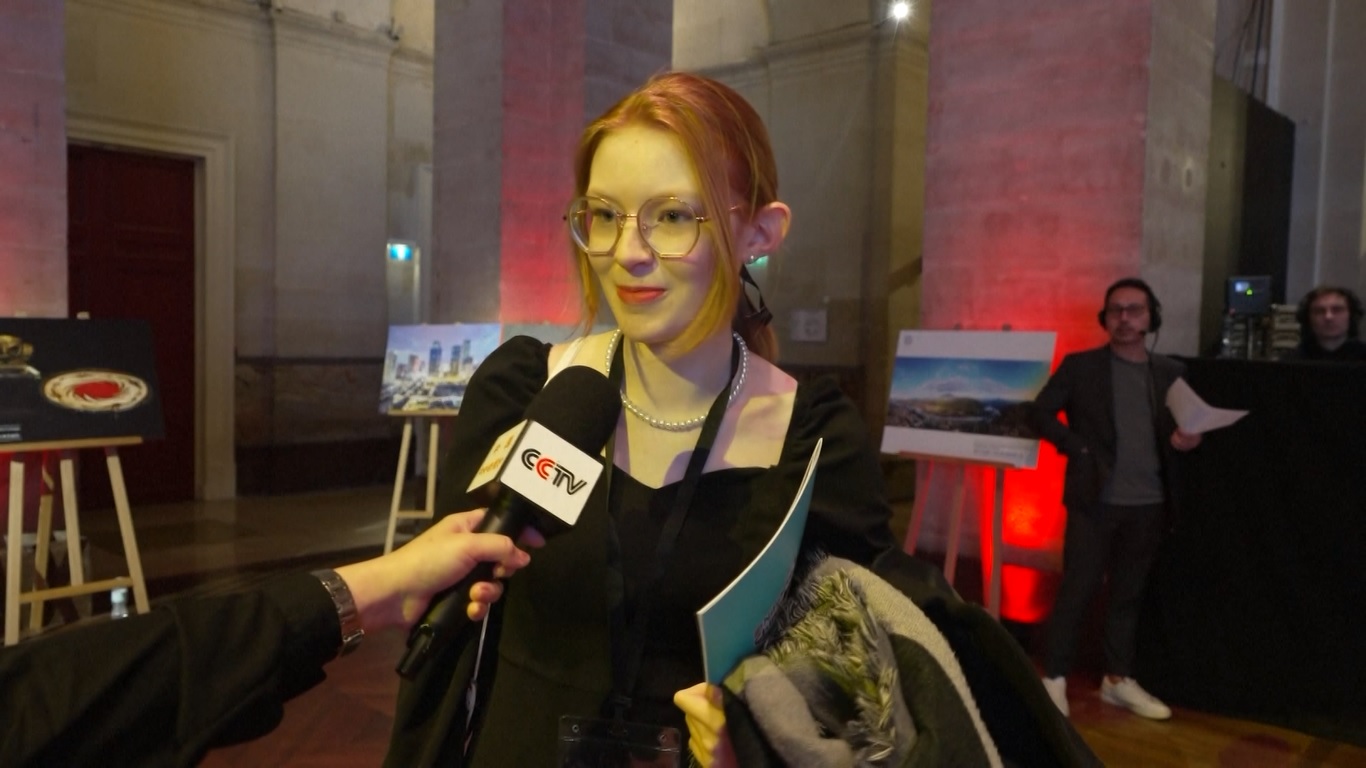 Ini merupakan bagian dari acara pertukaran yang menandai ulang tahun ke-60 pembentukan hubungan diplomatik antara Tiongkok dan Prancis