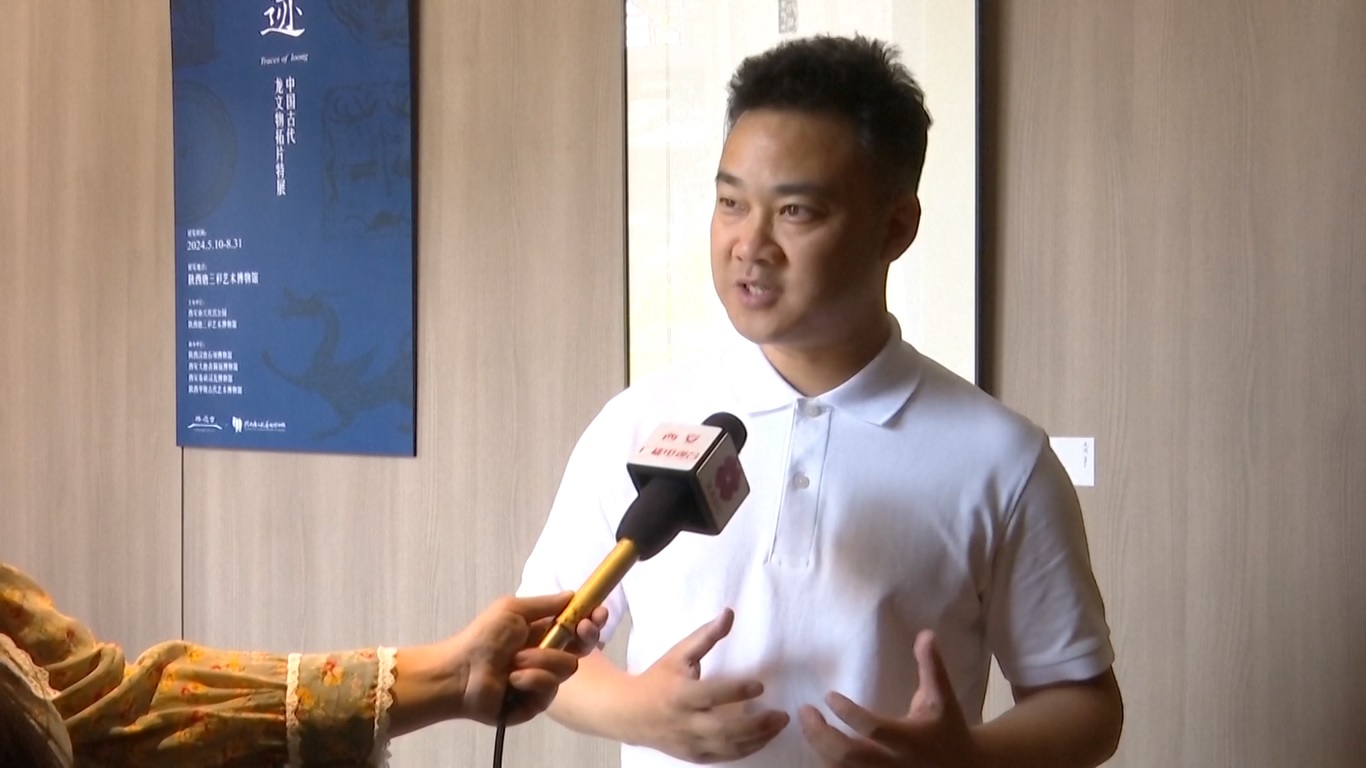 Pameran ini mengumpulkan koleksi gosokan ubin yang menampilkan motif Loong dari berbagai museum di Shaanxi