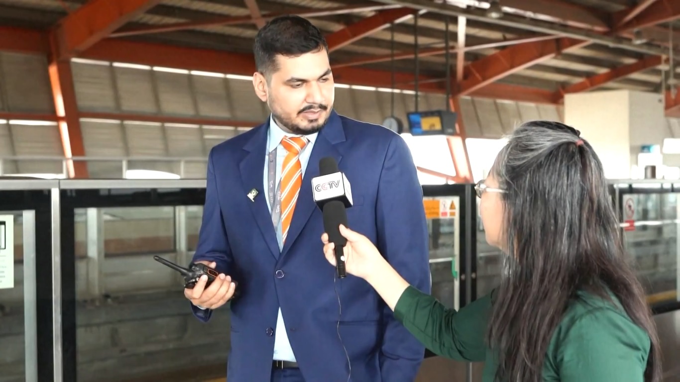 Jalur 'Orange Line' di Pakistan yang Dibangun Tiongkok Memudahkan Perjalanan dan Kehidupan Penumpang