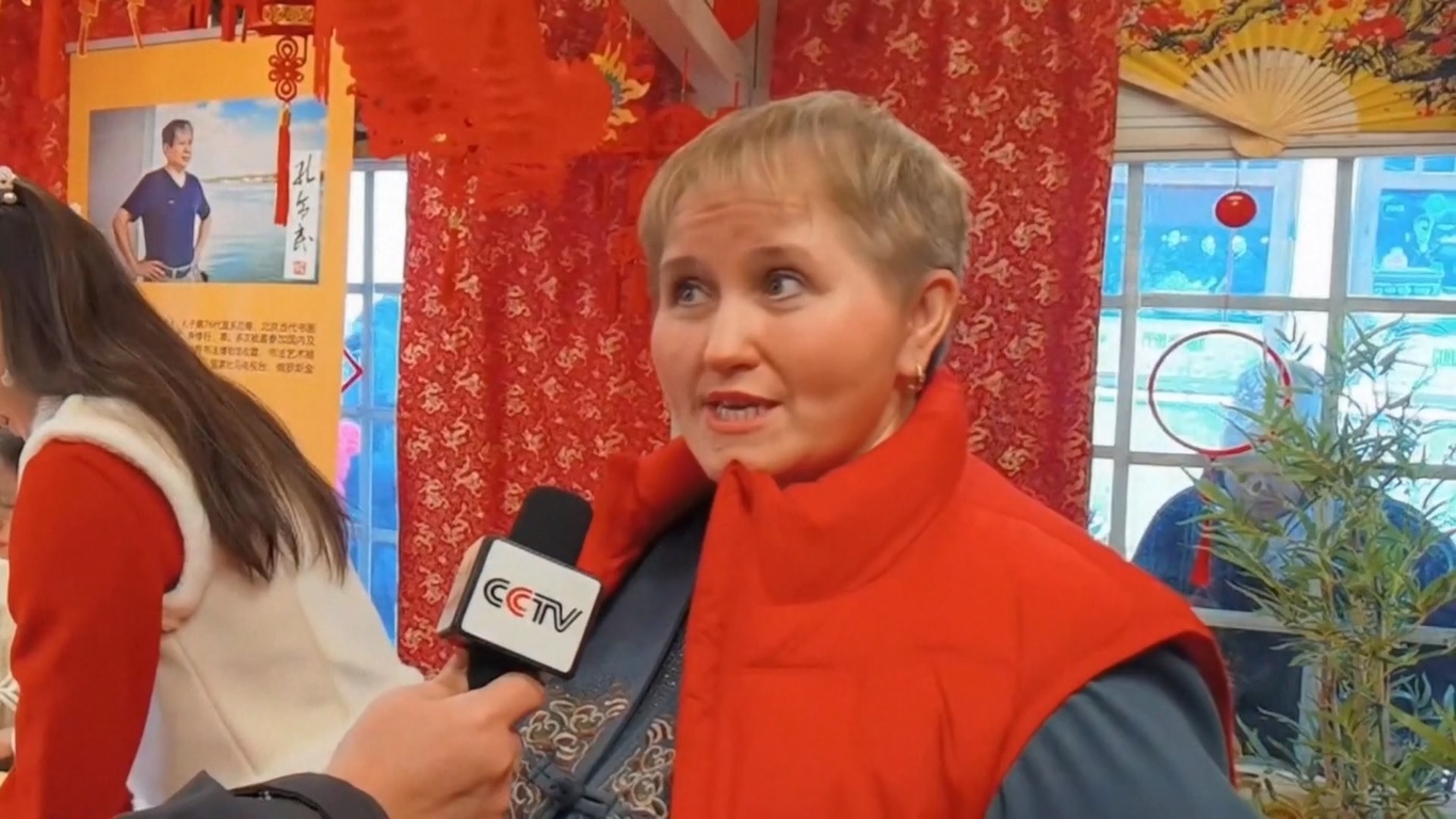 Fasad Museum Nasional Seni Asia Guimet di Paris diterangi dengan gambar proyeksi naga agung yang melompat di atas awan yang penuh keberuntungan