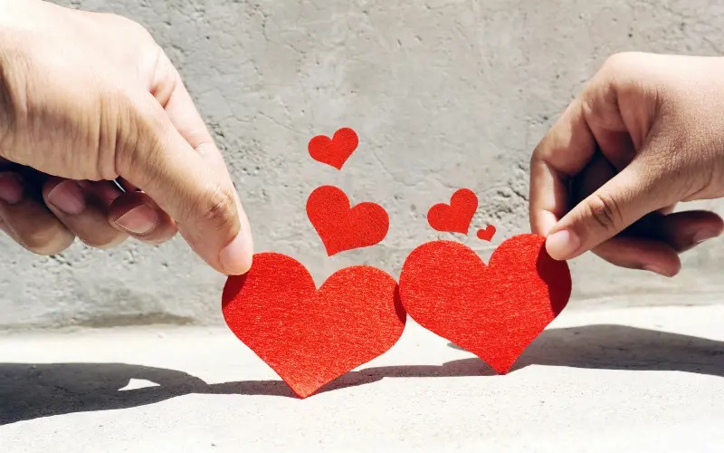 Pada hari Valentine cokelat banyak dijual di supermarket dibandingkan hari-hari biasa