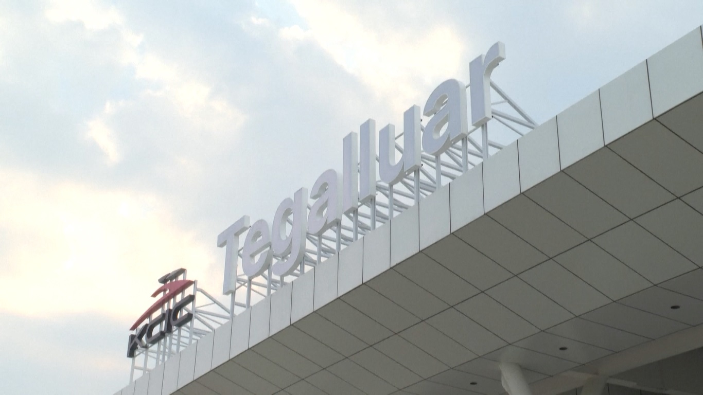 Fasad bangunannya menampilkan desain berukir berongga dan interiornya mengadopsi elemen-elemen dari batik tradisional Indonesia