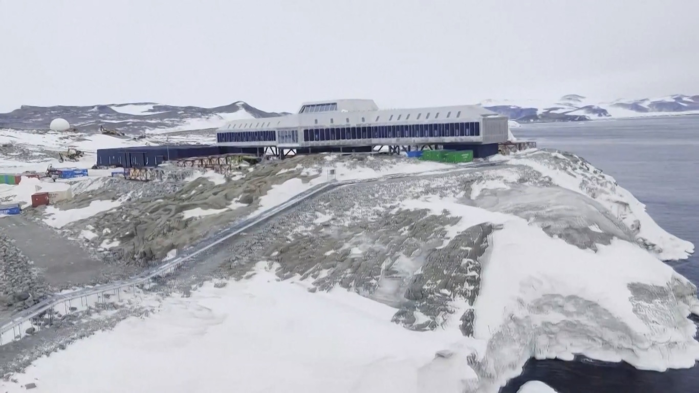 Stasiun Qinling merupakan pos penelitian Antartika terbaru dari lima pos terdepan Tiongkok