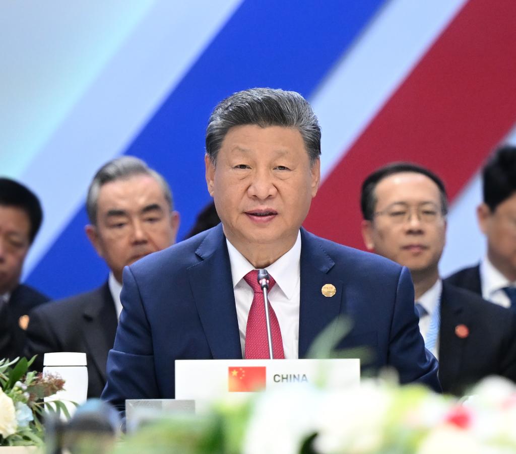 Presiden Tiongkok Xi Jinping  mengatakan kedua belah pihak harus memperkuat komunikasi dan kerja sama