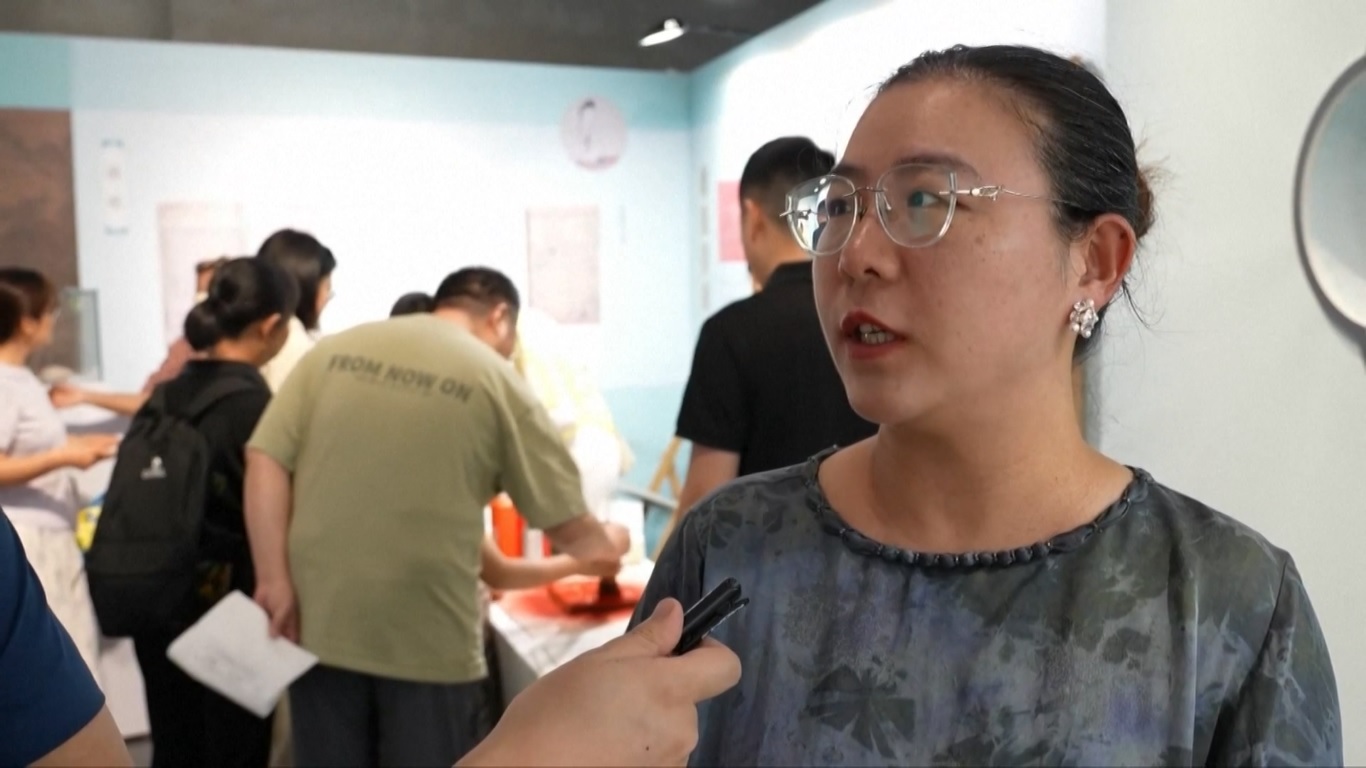 Perpaduan antara tradisi dan kreativitas ini tidak hanya memikat pengunjung