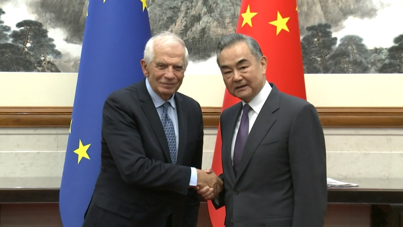 Kedua belah pihak bertukar pandangan mengenai krisis Ukraina dan konflik Palestina-Israel dan setuju bahwa penyelesaian politik antara pihak-pihak yang terlibat dalam konflik tersebut harus dicari