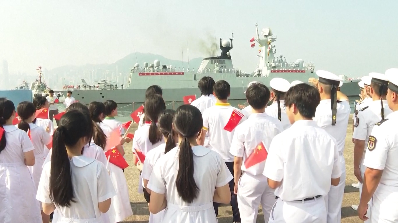 Armada AL Tiongkok yang Dipimpin oleh Kapal Induk Shandong Resmi Akhiri Kunjungan ke Hong Kong