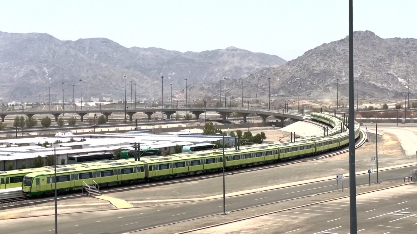 Jamaah haji sedang menikmati kemudahan kereta api buatan Tiongkok di musim haji yang berlangsung hingga 1 Juli tahun ini