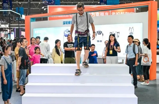 World Intelligent Industry Expo 2025 Dibuka di Chongqing, Pamerkan Rehabilitasi AI, Robot Perawatan Lansia, dan Inovasi Perawatan Lansia' Pintar ' Baru