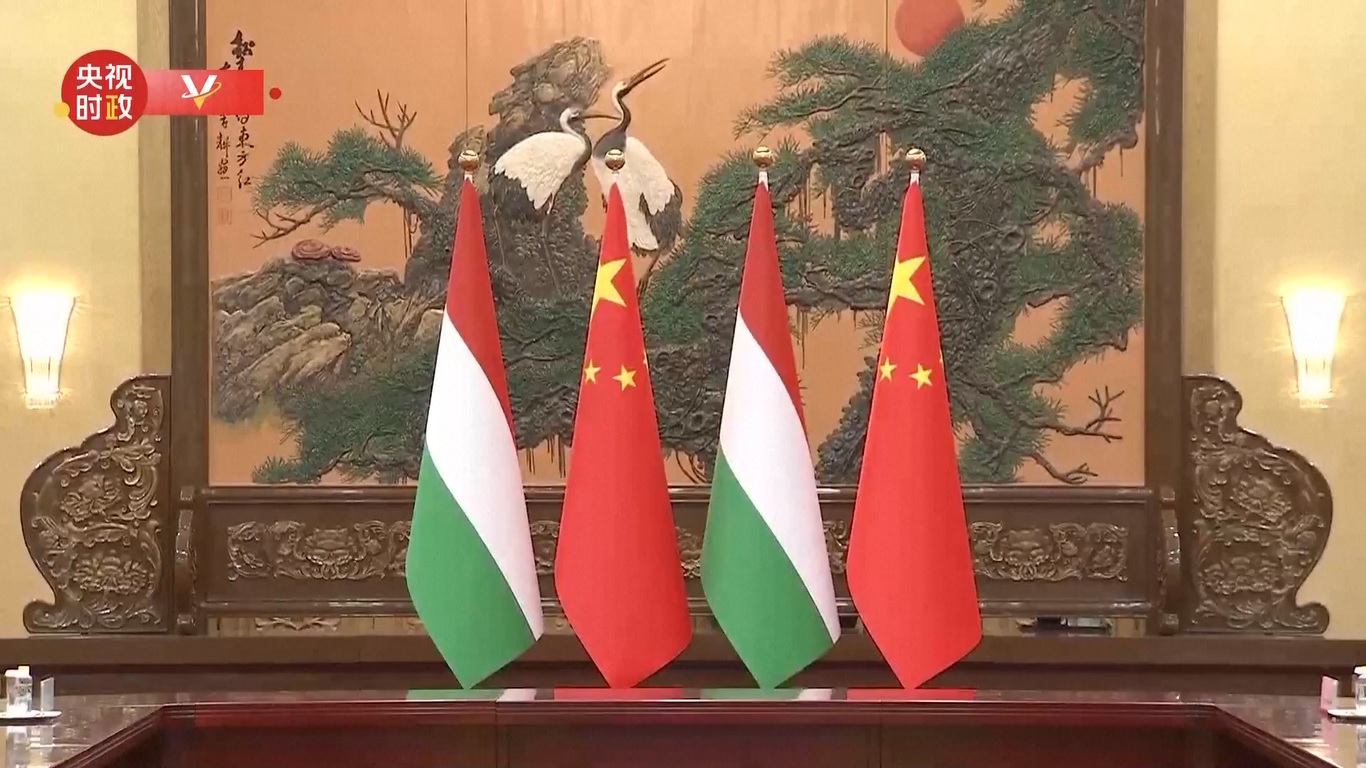 Orbán tiba di ibu kota Tiongkok pada hari Minggu (15/10) lalu untuk menghadiri Forum Sabuk dan Jalan ketiga untuk Kerja Sama Internasional dan melakukan kunjungan kenegaraan