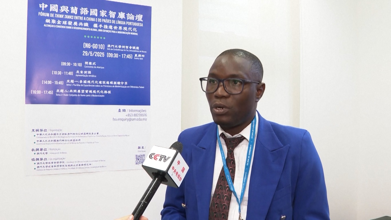 Para peserta berbagi perspektif mereka tentang pendekatan masing-masing negara terhadap modernisasi