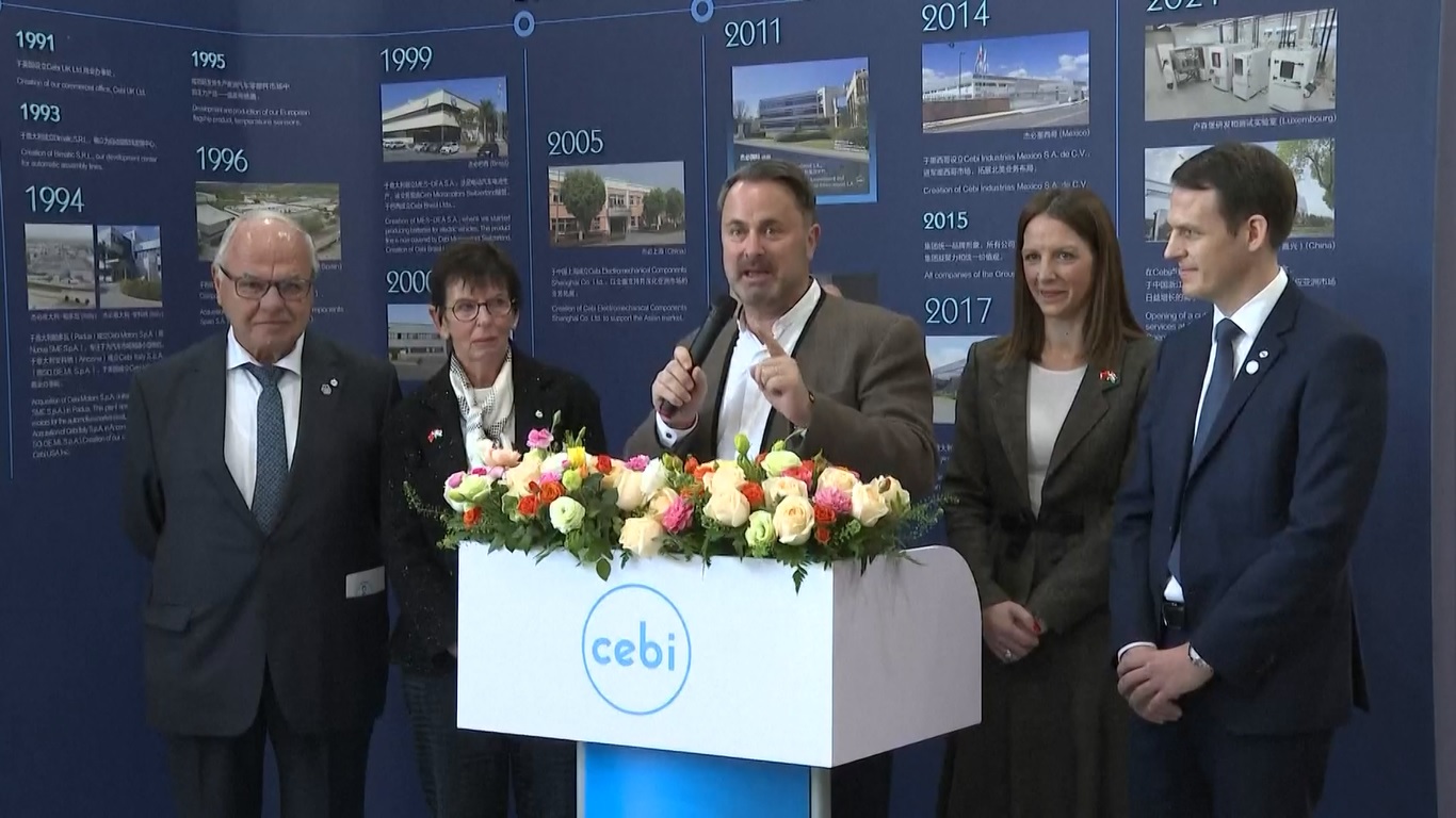 Bettel memuji kerja sama ekonomi dan perdagangan antara Tiongkok dan Luksemburg dalam pidatonya di pabrik tersebut