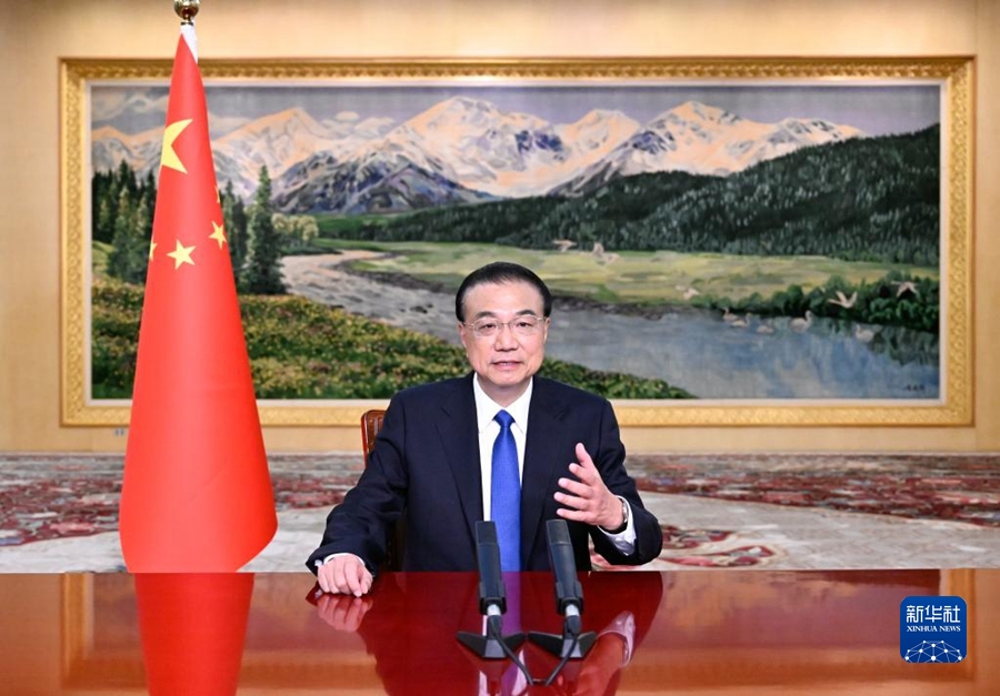 PM Tiongkok Li Keqiang secara virtual menyampaikan pidatonya di depan  Dialog Pengusaha dan Mantan Pejabat Senior Tiongkok-Jepang putaran ke-8 hari Senin kemarin (28/11)