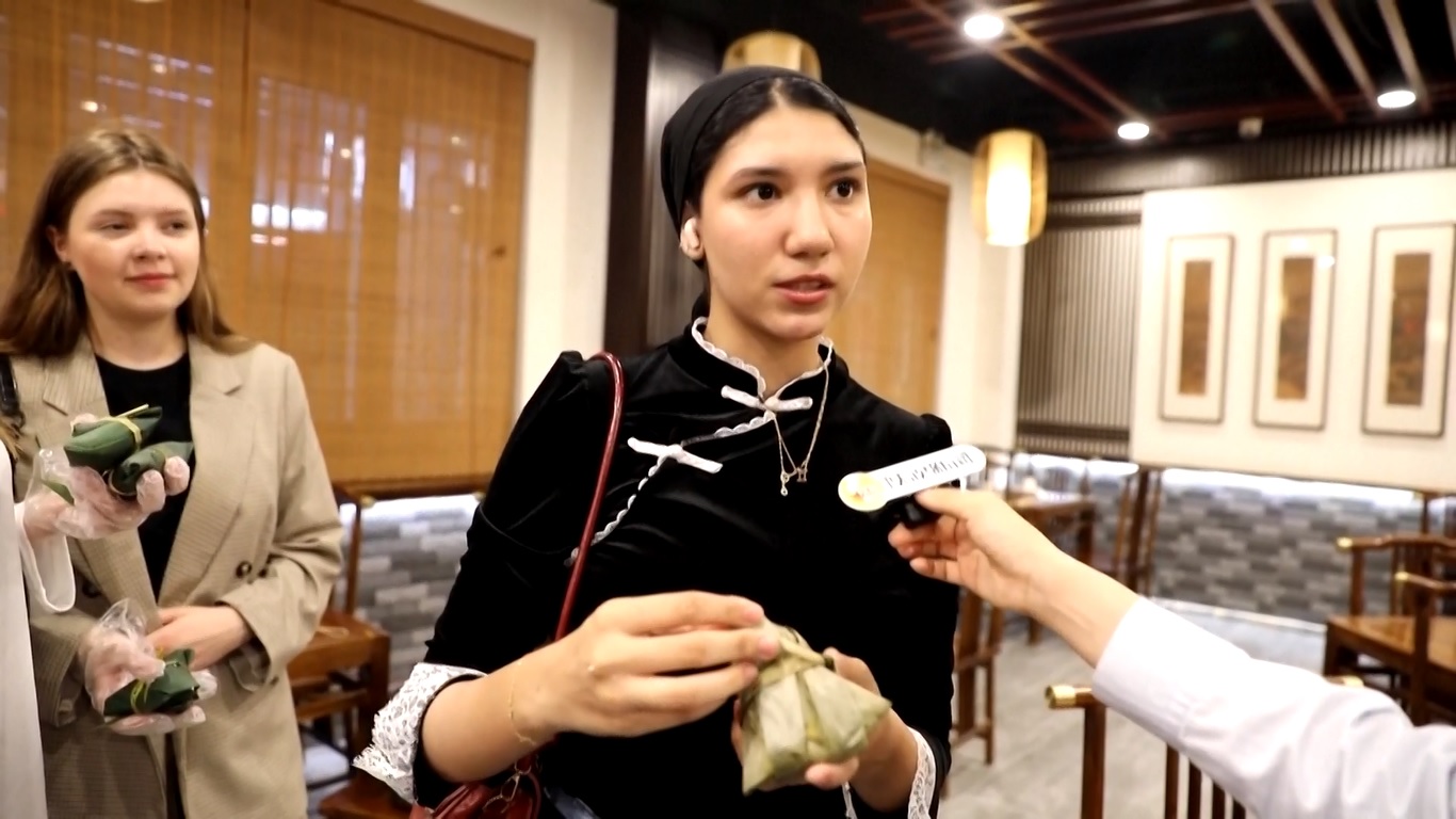 Di distrik bisnis Shanghai yang ramai