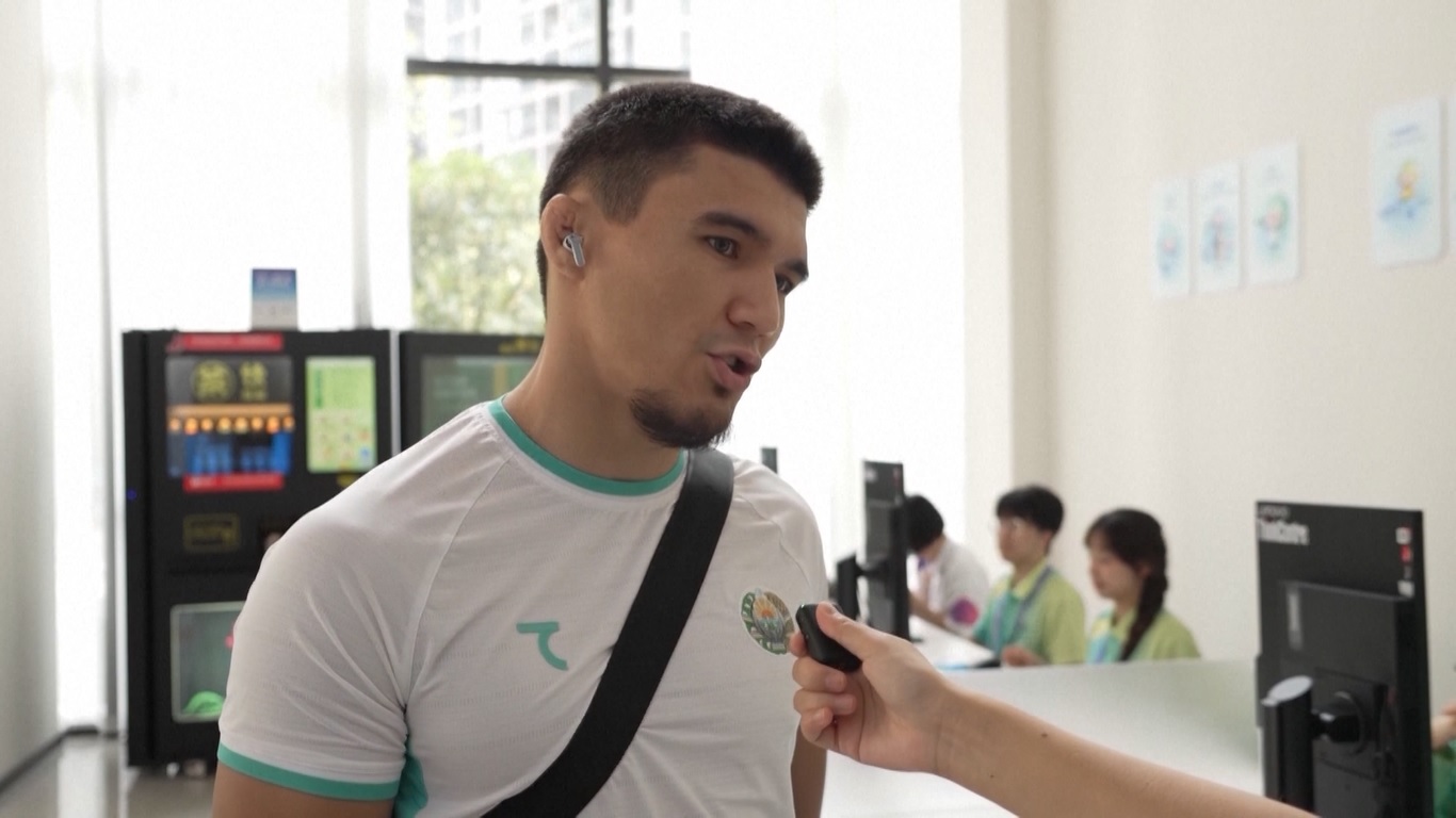 Para sukarelawan di sini siap memberikan berbagai layanan mulai dari pemesanan slot latihan hingga memeriksa hasil pertandingan dan cuaca