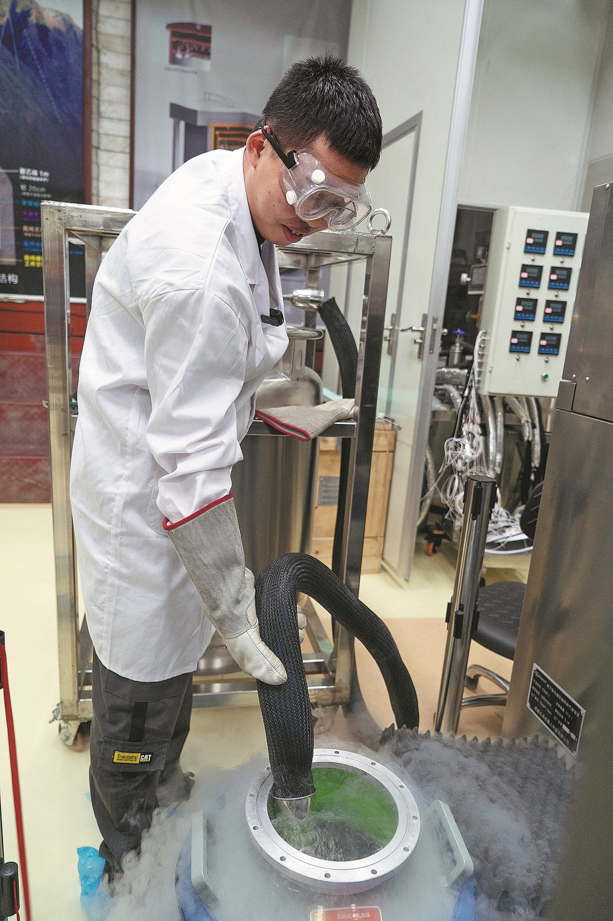 Fasilitas Latar Belakang Radiasi Jauh Bawah Tanah dan Ultra-rendah untuk Eksperimen Fisika Perbatasan (DURF) terletak di bawah Gunung Jinping di prefektur otonom Liangshan Yi