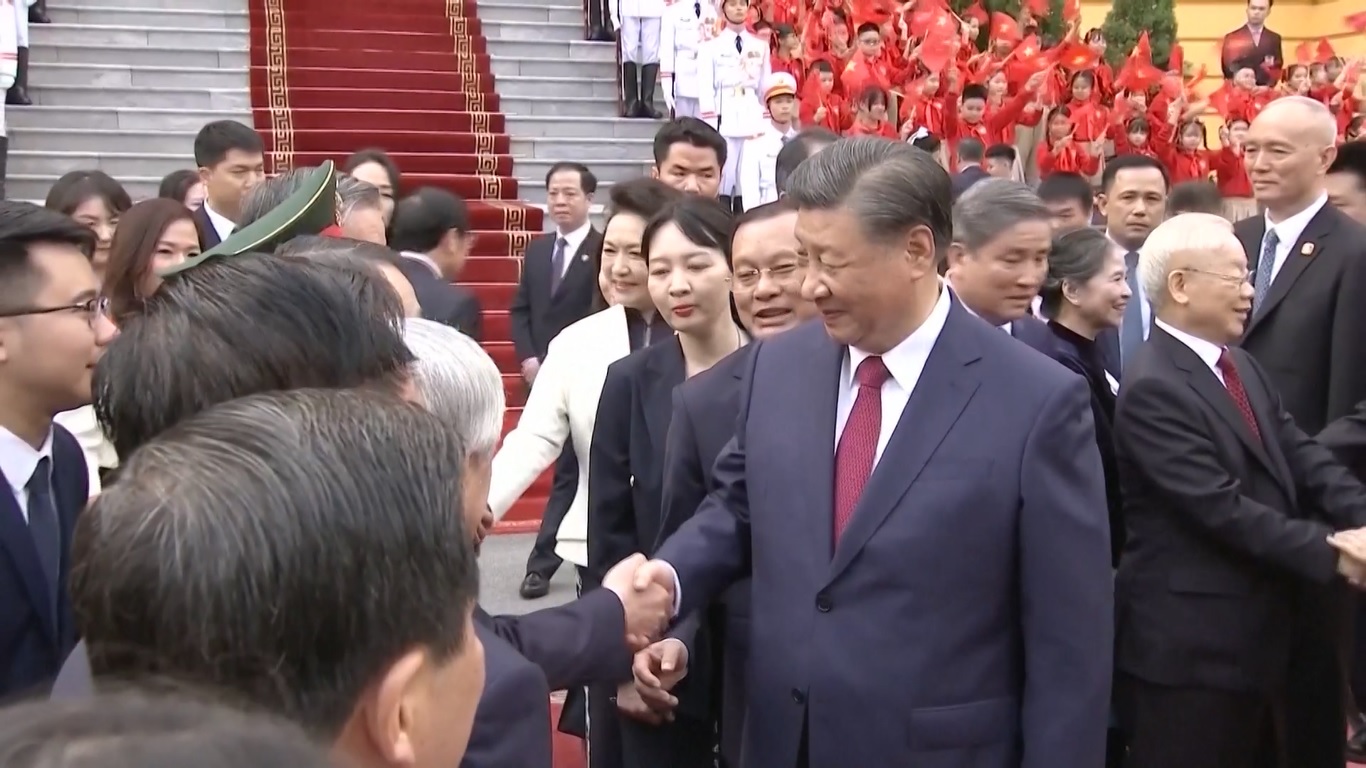 Ketika Xi dan istrinya Peng Liyuan tiba di Istana Kepresidenan untuk upacara penyambutan