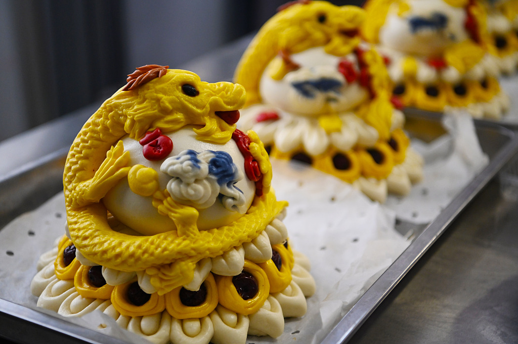 Huamo dibuat dengan cermat oleh koki pastry yang terampil menggunakan kombinasi tepung dan jus buah dan sayuran menghasilkan warna-warna cerah yang menjadikannya suguhan yang menarik secara visual