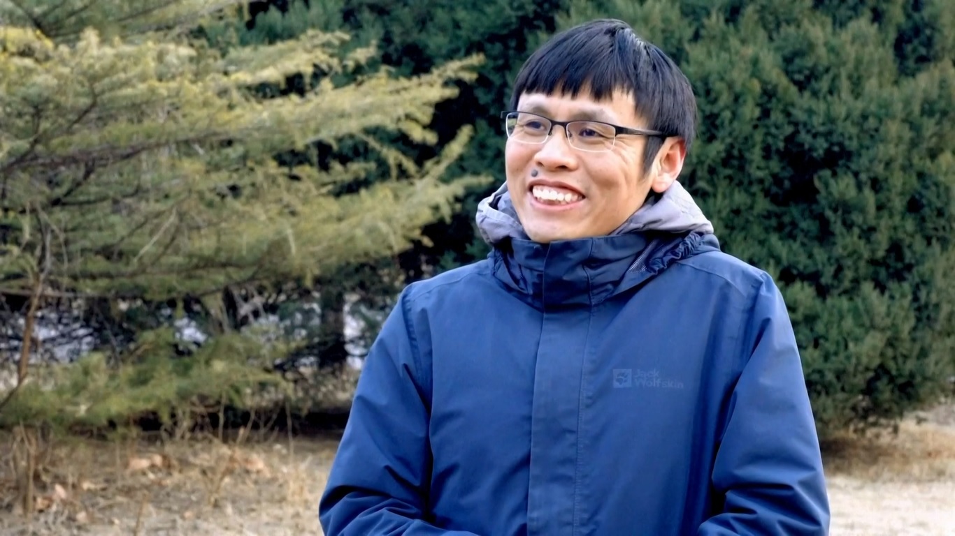 Kamera menangkap pemandangan luar biasa dari seekor harimau Siberia yang terus mengejar beruang cokelat besar