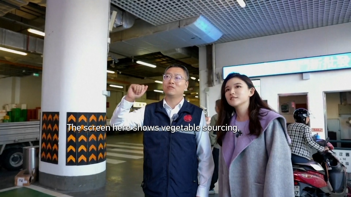 Makau mengonsumsi sekitar 250 ton buah-buahan dan sayur-sayuran setiap hari