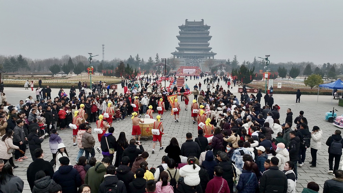 Para pria itu menerjang suhu yang hampir beku dan menampilkan pertunjukan genderang dan gong untuk menyampaikan harapan kepada para dewa agar diberkati dan dilindungi dari kemalangan