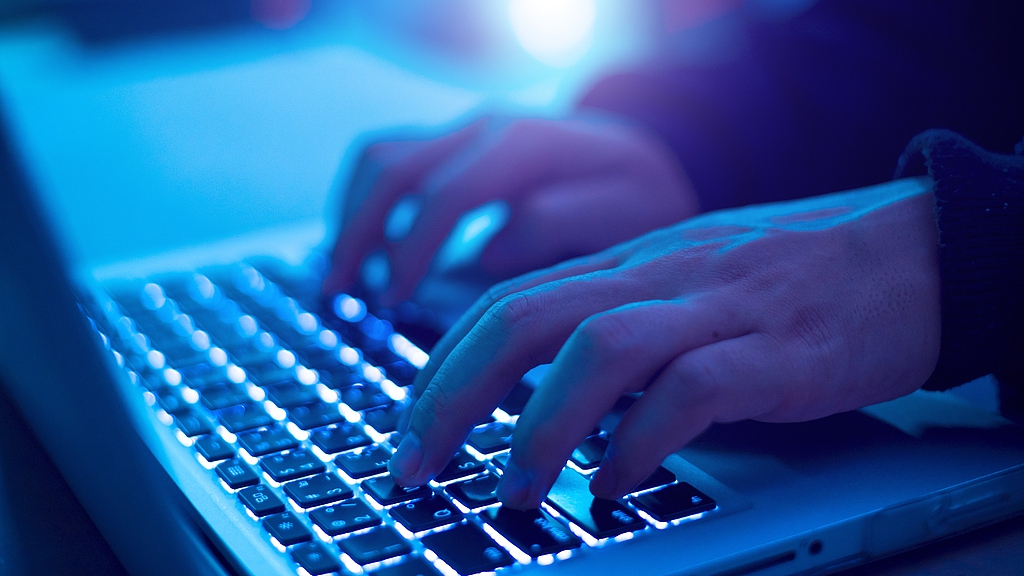 Polisi telah menawarkan hadiah sebesar 10000 yuan (sekitar $1390) untuk informasi yang mengarah pada penangkapan setiap tersangka