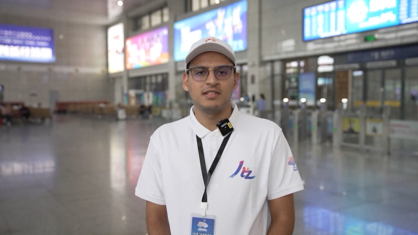 Para sukarelawan tidak hanya memastikan kelancaran kompetisi olahraga dan dukungan logistik di lokasi pertandingan