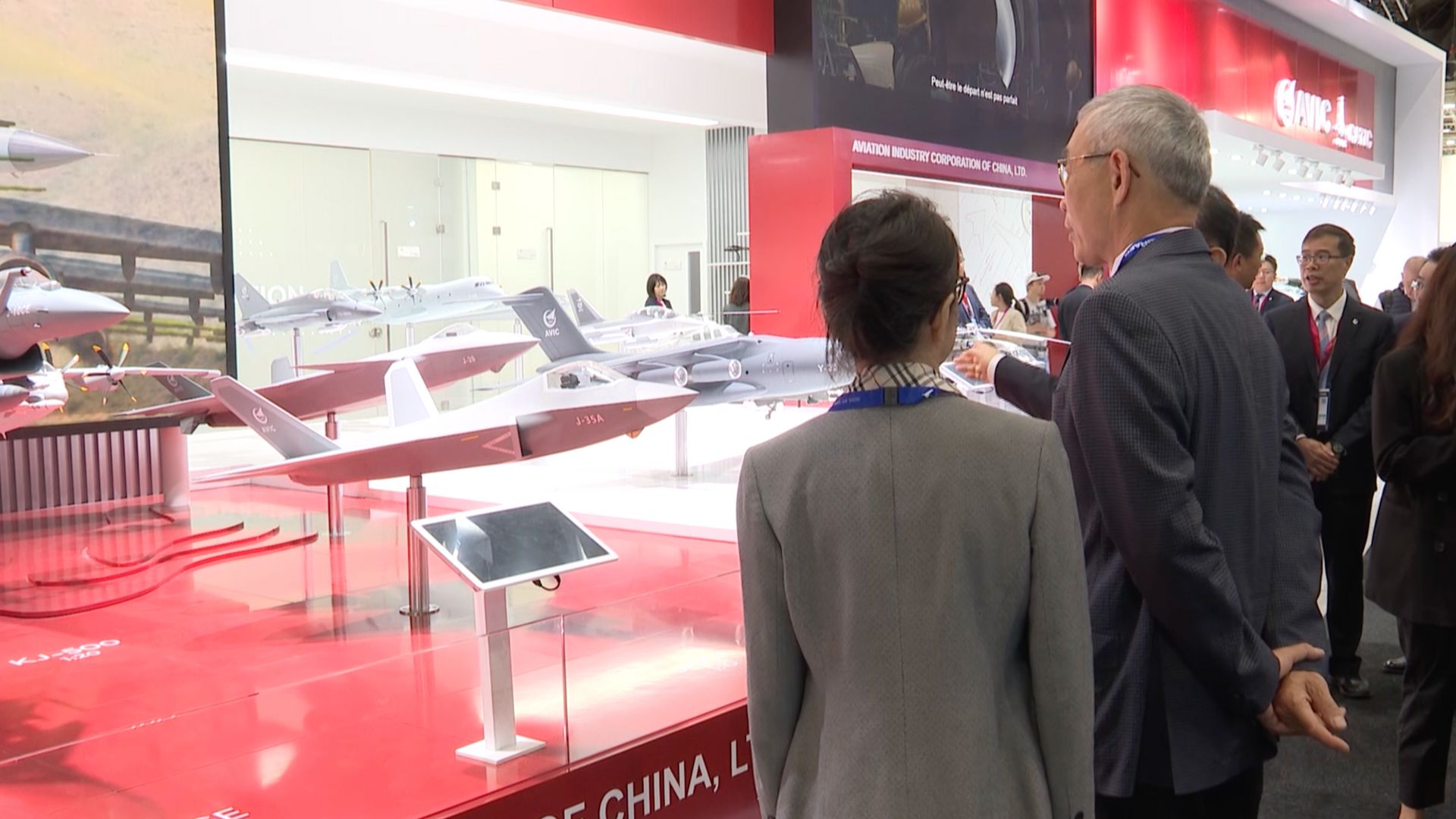 Pertahanan dan teknologi memukau banyak orang dan menarik puluhan ribu pengunjung ke Paris Airshow