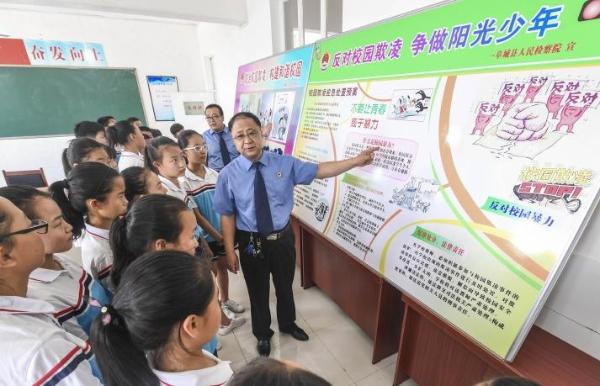 Peraturan tersebut dikeluarkan di tengah diskusi hangat mengenai beberapa insiden perundungan di sekolah