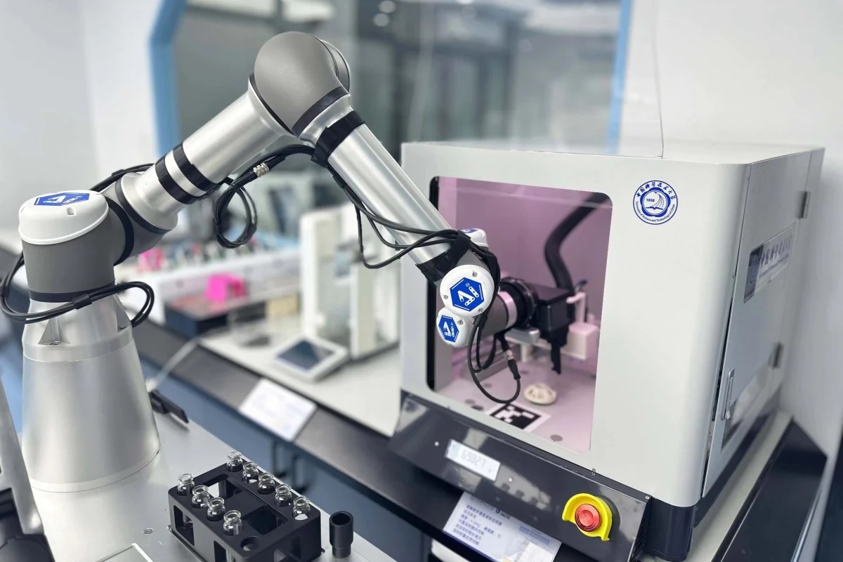 Robot menganalisis komposisi meteorit Mars menggunakan laser ber-intensitas tinggi