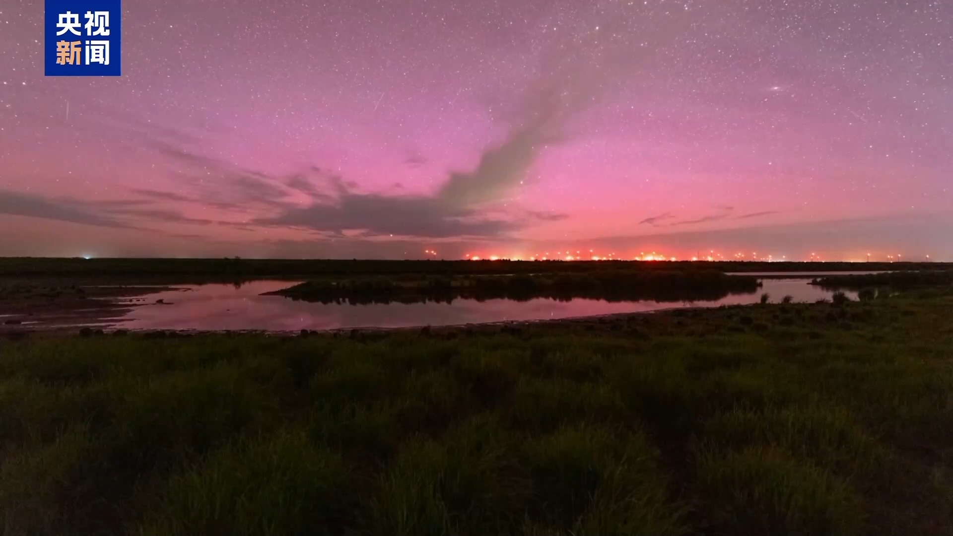 Penampakan aurora yang tidak biasa ini disebabkan oleh badai geomagnetik yang dipicu oleh semburan matahari yang meletus pada tanggal 31 Mei
