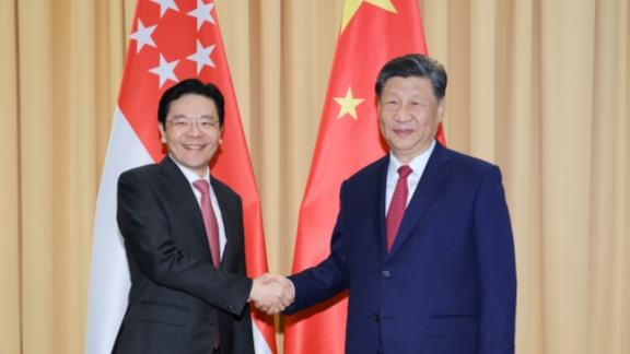 Presiden Tiongkok Xi Jinping mengatakan Tiongkok siap untuk bergandengan tangan dengan Singapura dan terus bergerak maju bersama dalam jalur modernisasi dan membuka babak baru pembangunan berkualitas tinggi