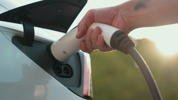 Mercedes-Benz dan BMW akan memanfaatkan pengalaman mereka dalam mengoperasikan fasilitas pengisian daya secara global untuk memberikan solusi pengisian daya bagi pasar Tiongkok