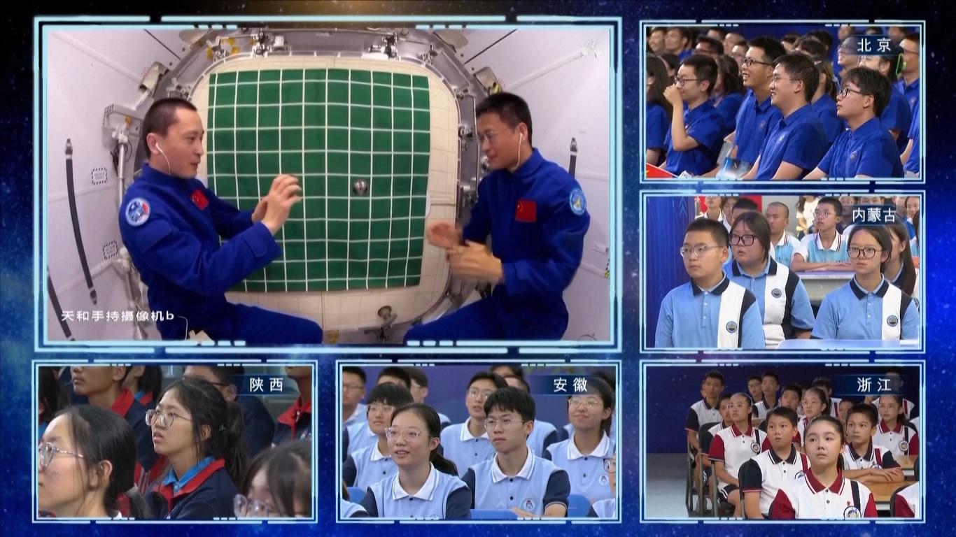 Demonstrasi ini merupakan salah satu dari serangkaian topik yang dibahas dalam kuliah langsung oleh anggota kru Shenzhou-16